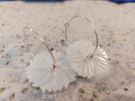 parelmoer bloemen aan creolen zilver