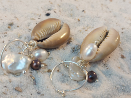 Oorbel Kauri schelp met zoetwaterpareltjes