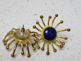 Fairtrade vergulde oorstekers met lapis lazuli