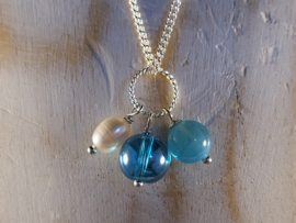 ketting met 925 zilveren hanger met aqua aura kwarts, chalcedoon en zoetwater parel