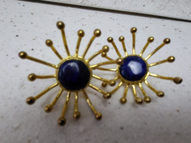 Fairtrade vergulde oorstekers met lapis lazuli