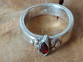 exclusieve zilveren ring met granaat