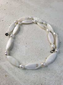 Ketting van parels en schelp