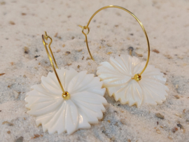 parelmoer bloemen aan creolen goud