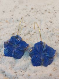 Geslepen bloemen van lapis lazuli aan gouden creolen