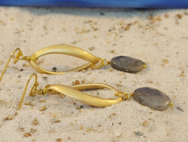 gouden oorhangers met labradoriet