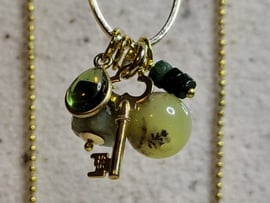 ketting met diverse bedels groen