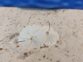 parelmoer bloemen aan creolen zilver