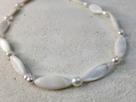Ketting van parels en schelp