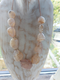 Unieke ketting met roze chalcedoon