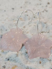 Rozenkwarts bloemen aan 925 zilveren creolen