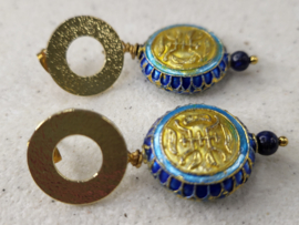 Aparte oorstekers met lapis lazuli