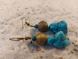 Bronzen oorhangers met turkoois