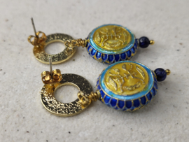 Aparte oorstekers met lapis lazuli