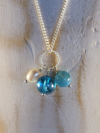 ketting met 925 zilveren hanger met aqua aura kwarts, chalcedoon en zoetwater parel