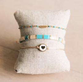Armband zijdedraad met hartkraal
