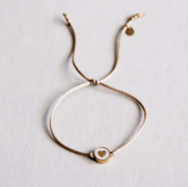 Armband zijdedraad met hartkraal