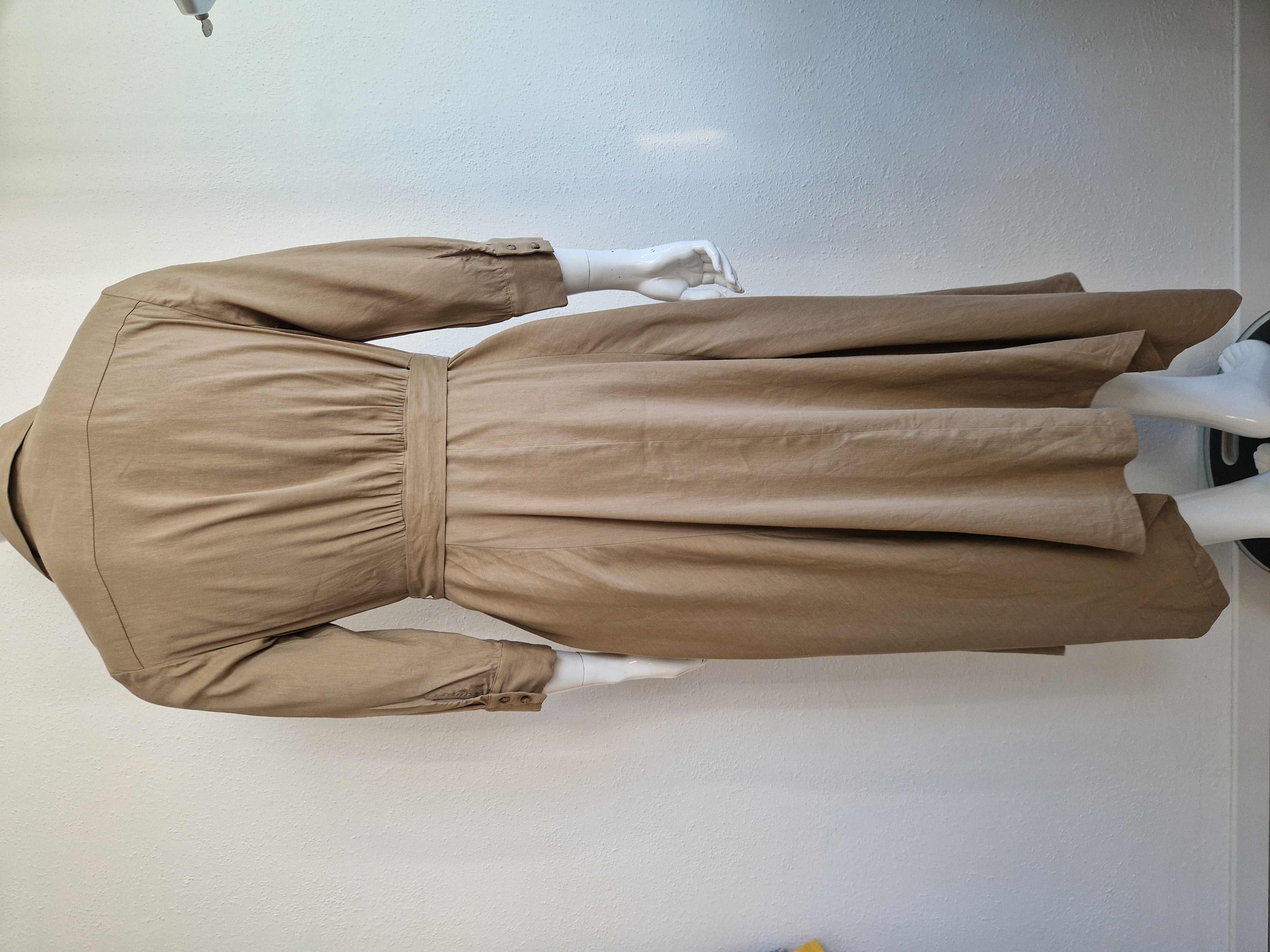 Marc Cain doorknoopjurk. Maat 5. Camel/linnenblend.