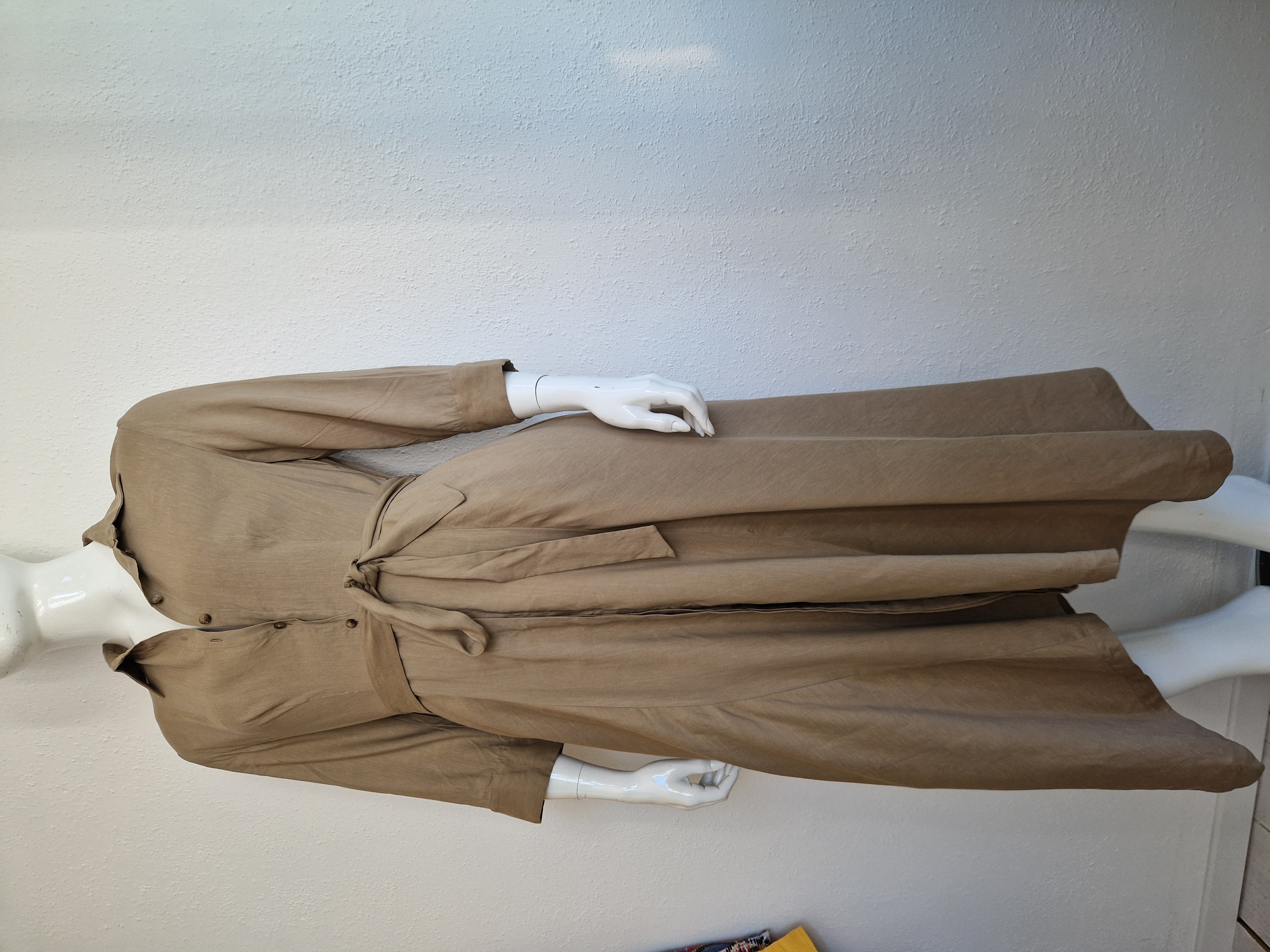 Marc Cain doorknoopjurk. Maat 5. Camel/linnenblend.