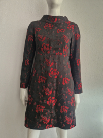 Vanilia jurk. Maat 38, Zwart/rood jacquard bloemmotief