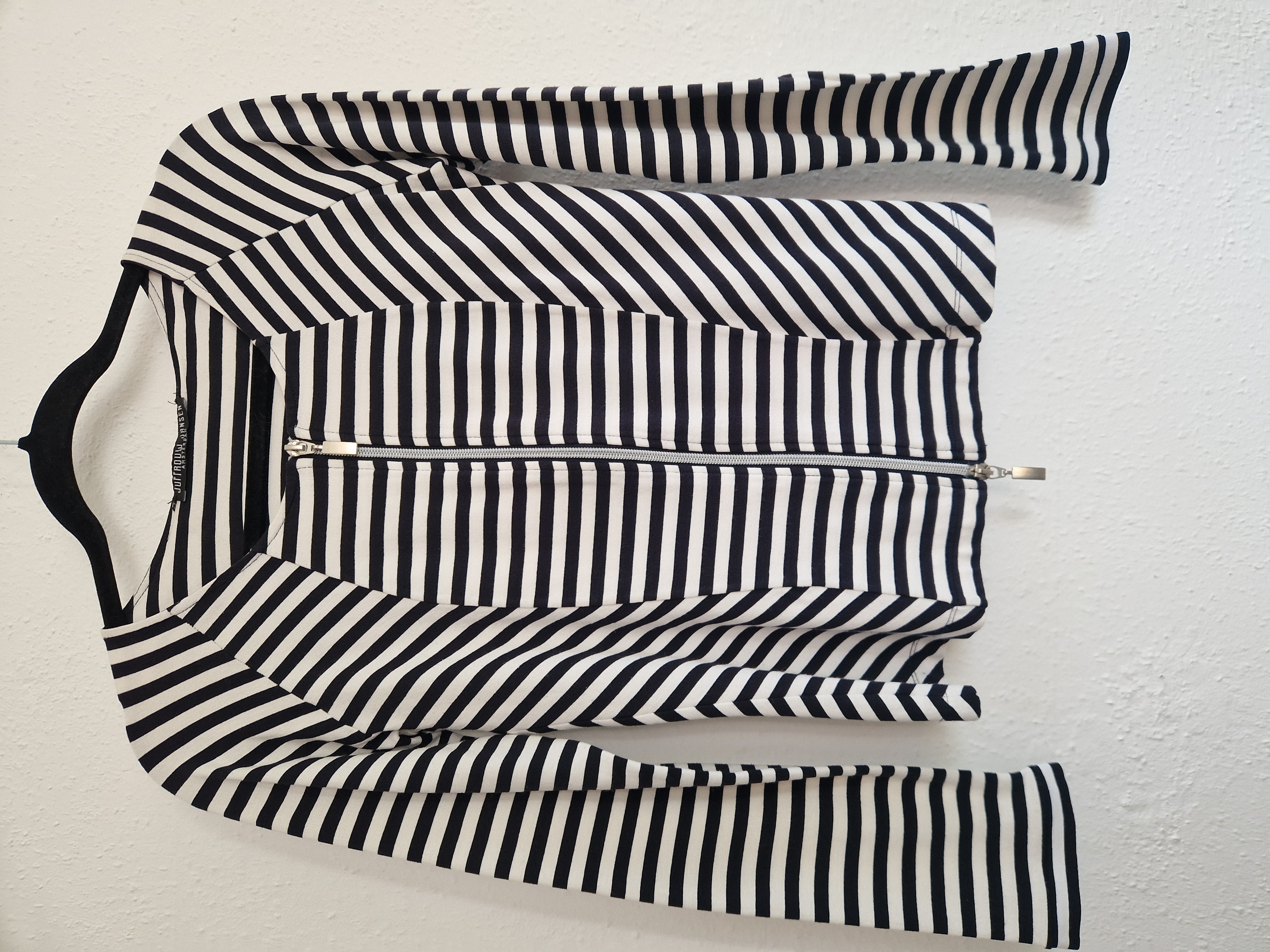 Juffrouw Jansen vest. Maat 36, Zwart/wit gestreept.
