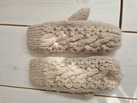 Shawl en handschoenen. Beige/kabel gebreid.
