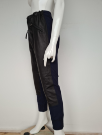 Pinko pantalon. Mt. 40. Blauw/zwart leer.