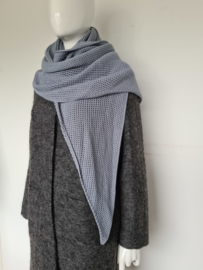 Blauw/grijze gebreide shawl.