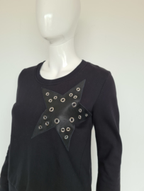 Jane Lushka sweater. Mt. M. Zwart/ster.