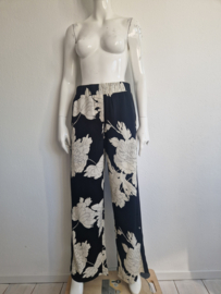 Geisha palazzo pantalon. Maat 38, Zwart/crème/bloemenprint.