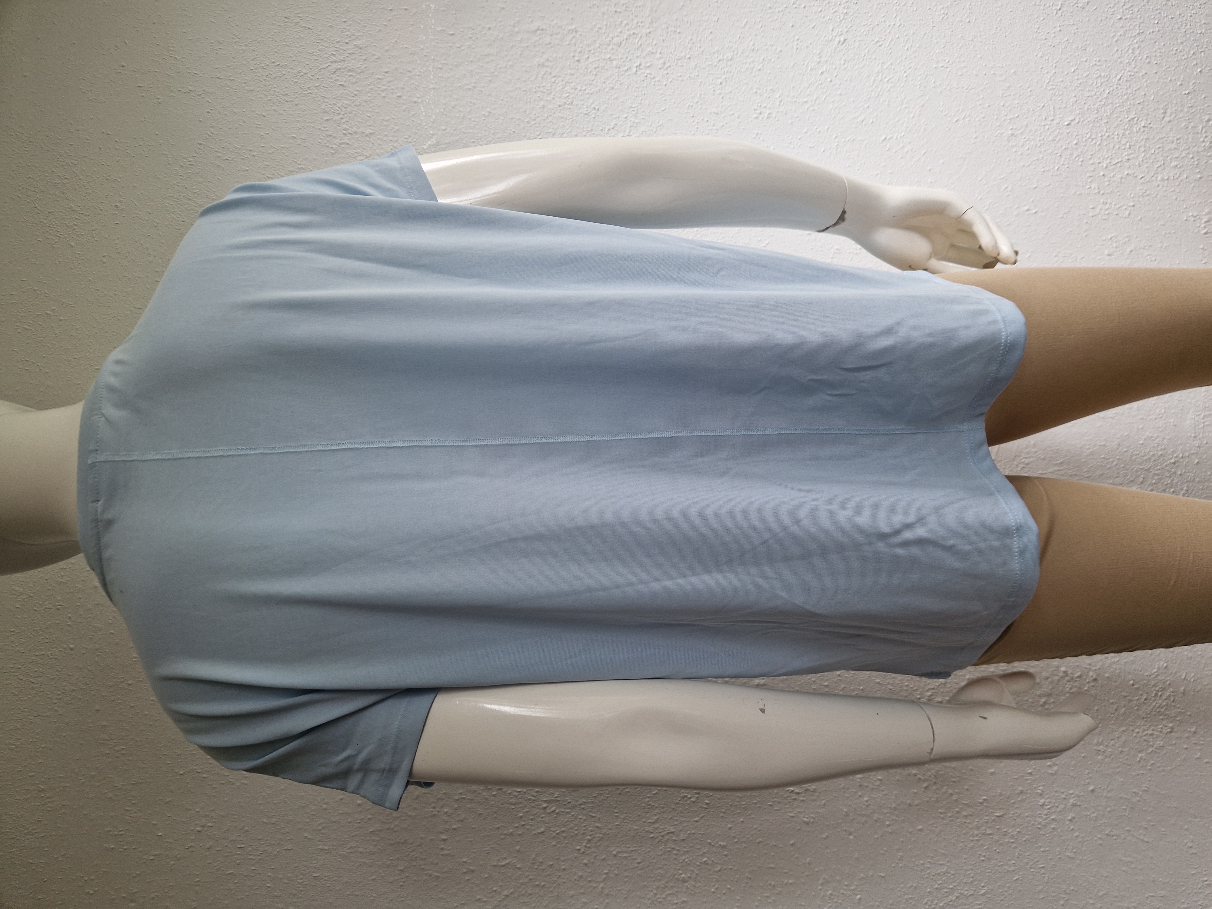 Msch shirt Fenya met V-hals. Maat M/L. Lichtblauw.