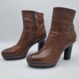 Santoni enkellaarsjes. Maat 41, Bruin gehamerd leer.