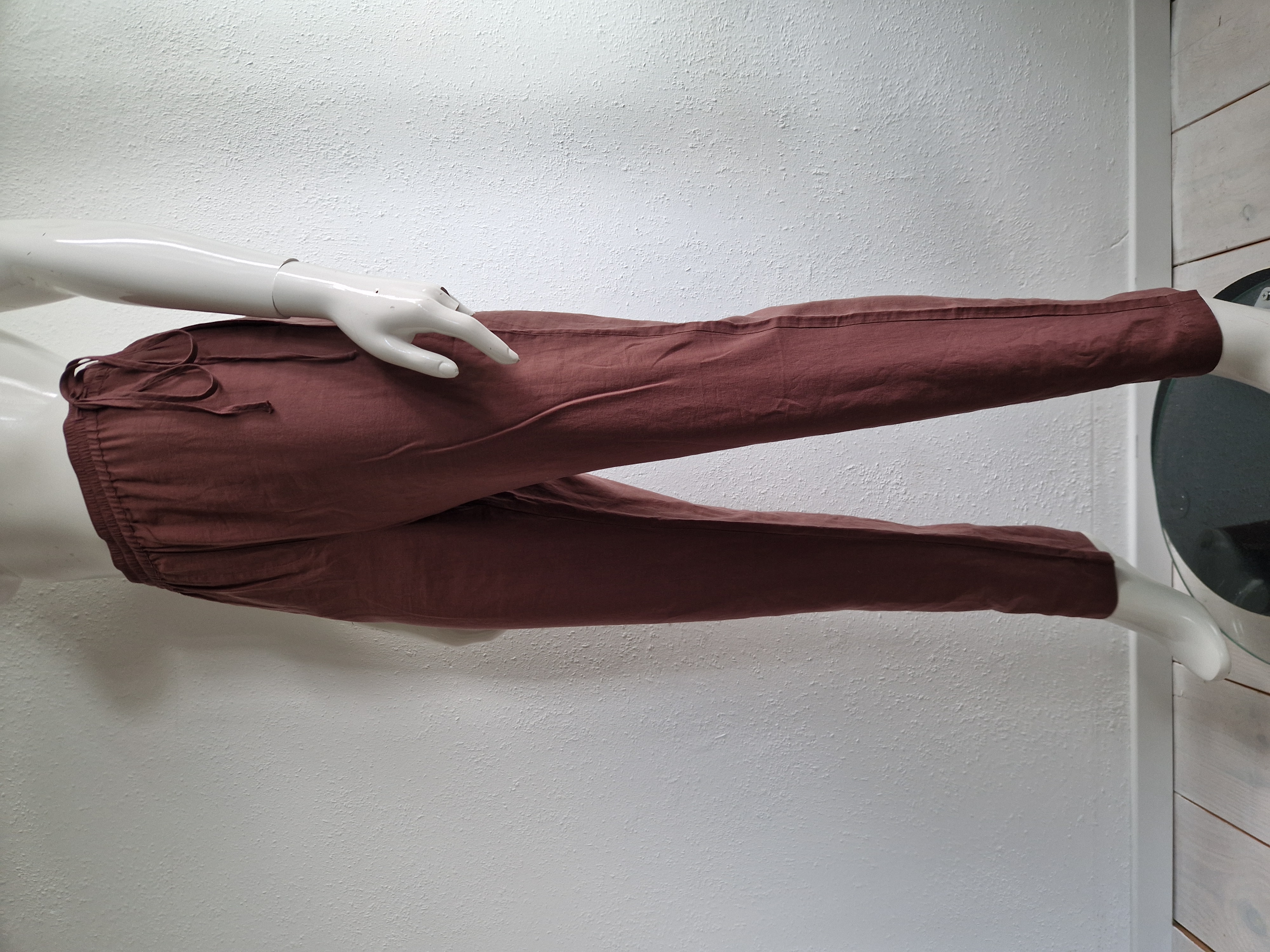 Humanoid jogger Vada. Maat M. Rosewood.