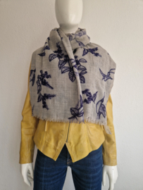Lichtgrijze shawl met geborduurde delftblauwe motieven.