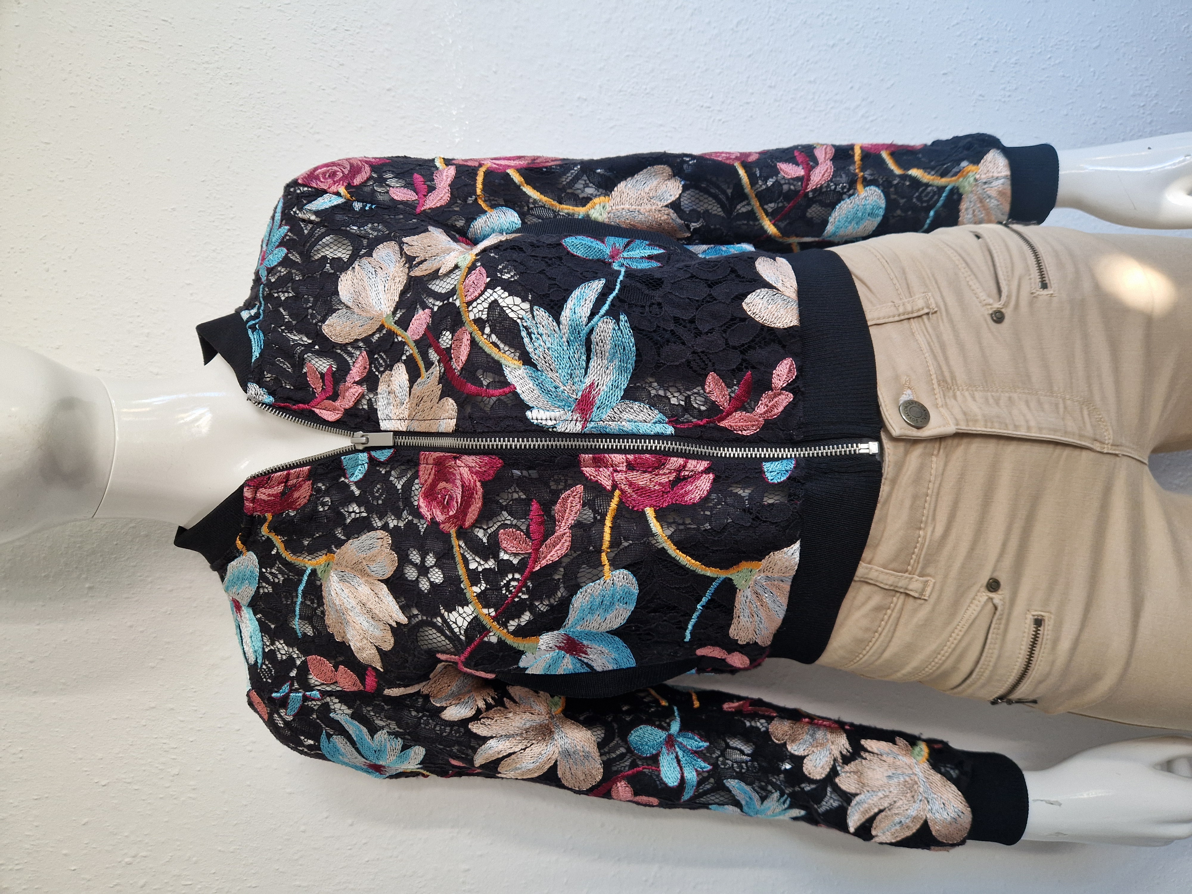 Benetton bomber jasje. Maat S. Zwart/kant/bloemen