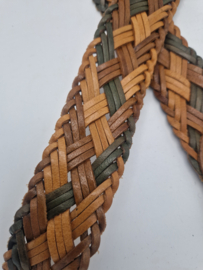 Gevlochten leren riem. 90 cm. Bruin/groen.