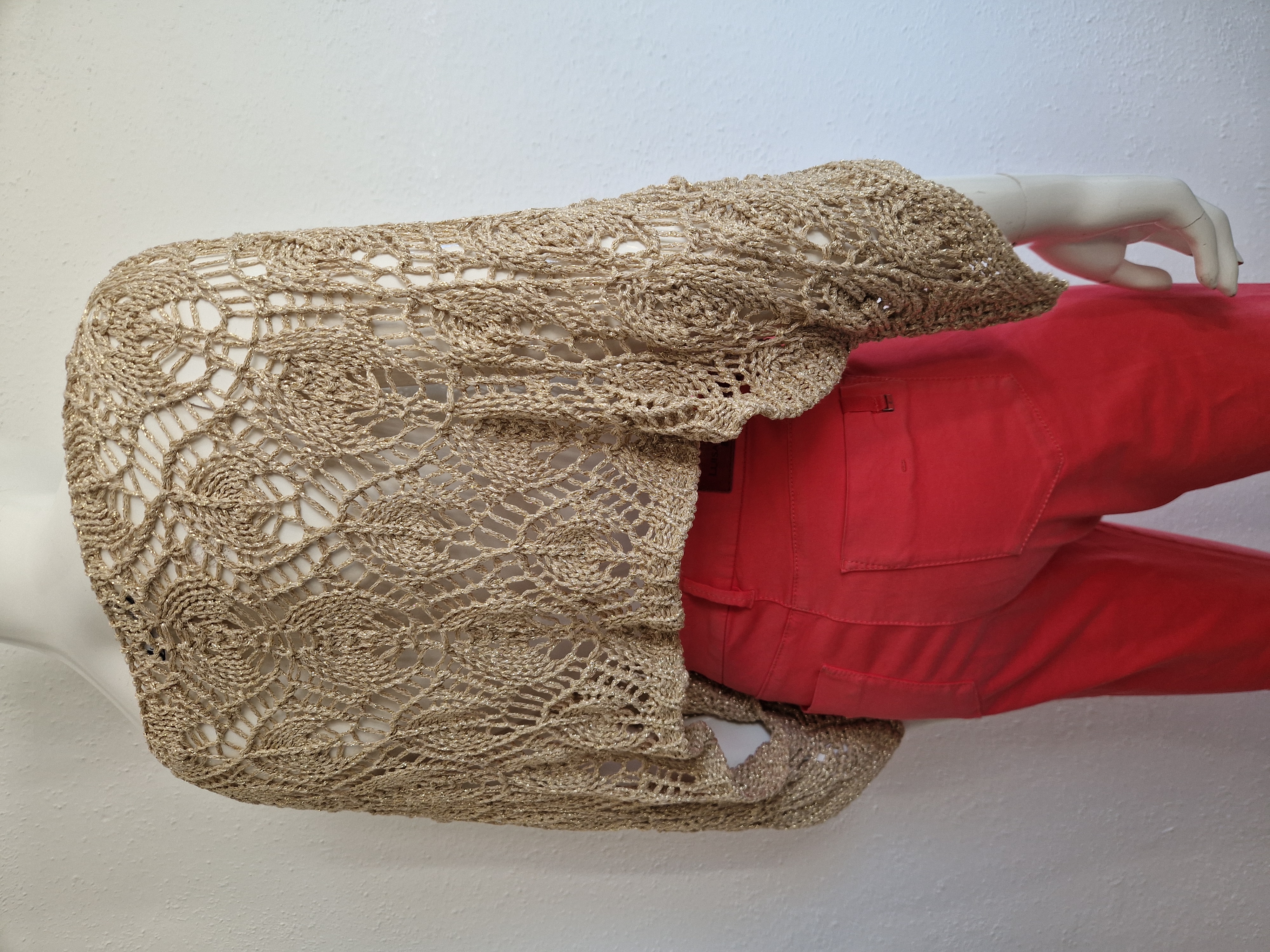 New Collection top. Maat AS, Goudkleurig