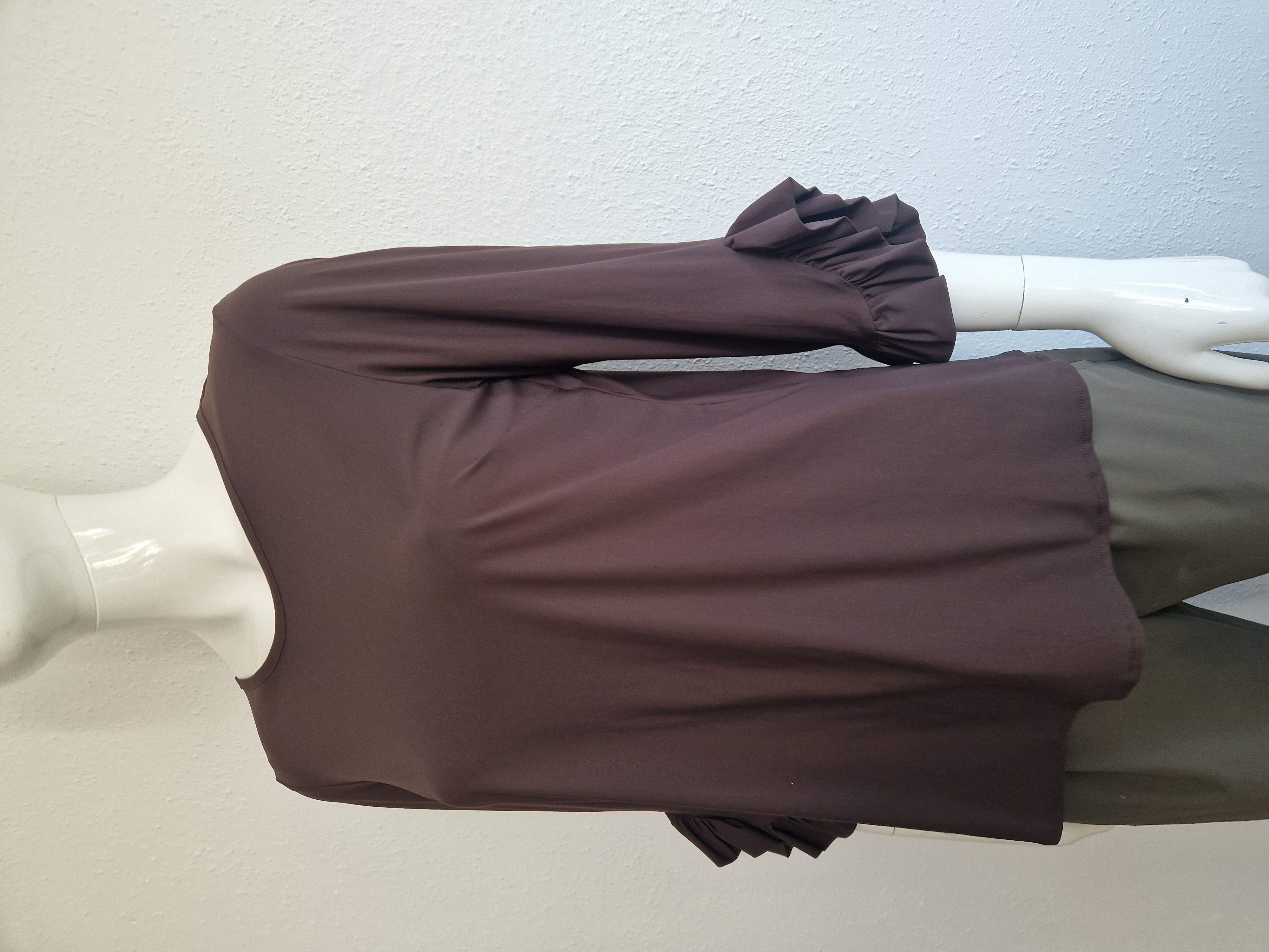 Studio Anneloes top met roezels. Maat L. Bruin.