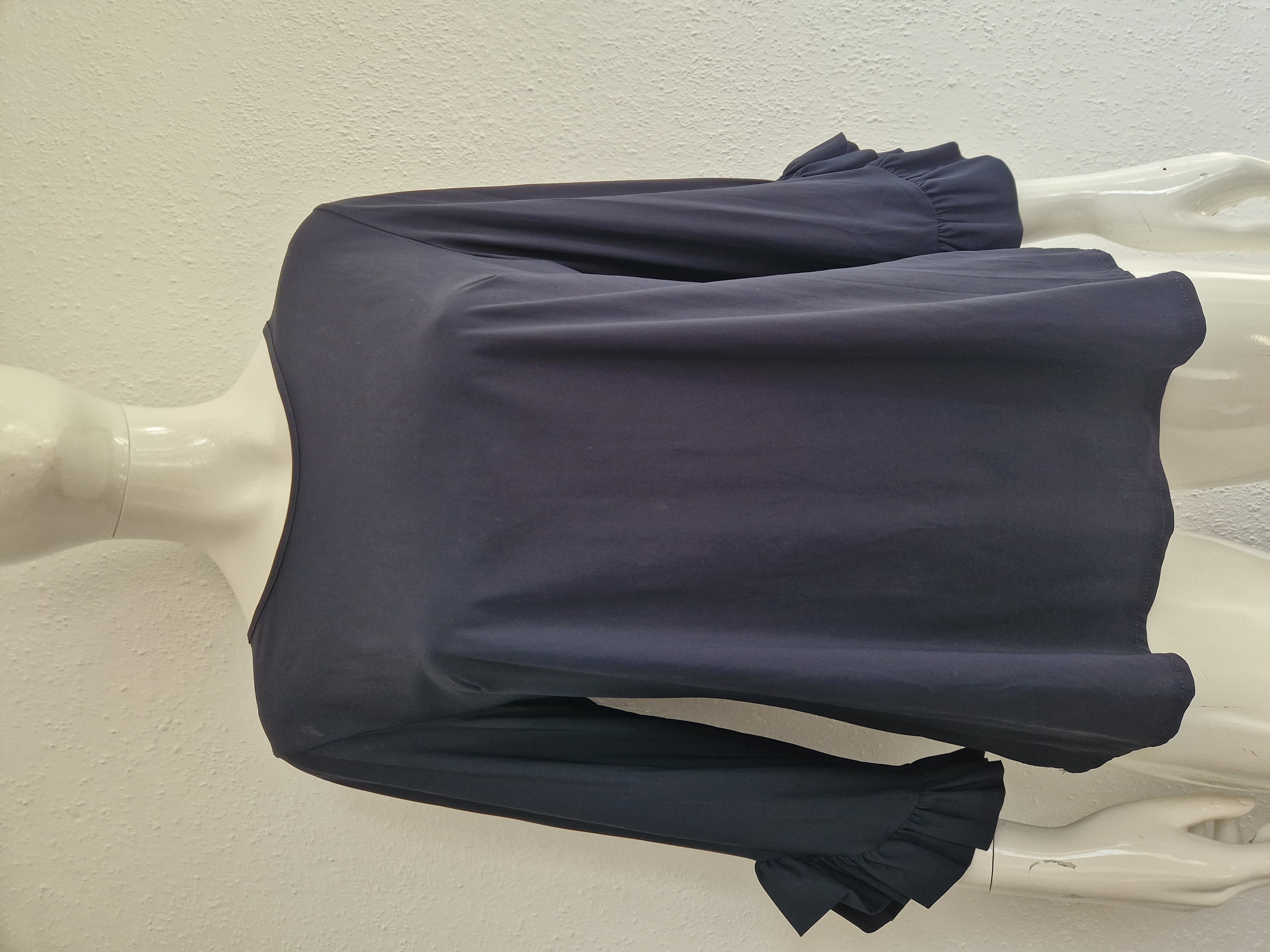 Studio Anneloes top met roezels. Maat L.Off black.