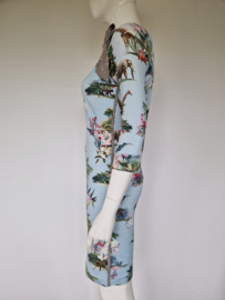 Marc Cain Spirit of Love Safari Jurk Lichtblauw. Maat 36/38
