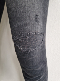 Closed ripped skinny. Maat 27, Zwart.