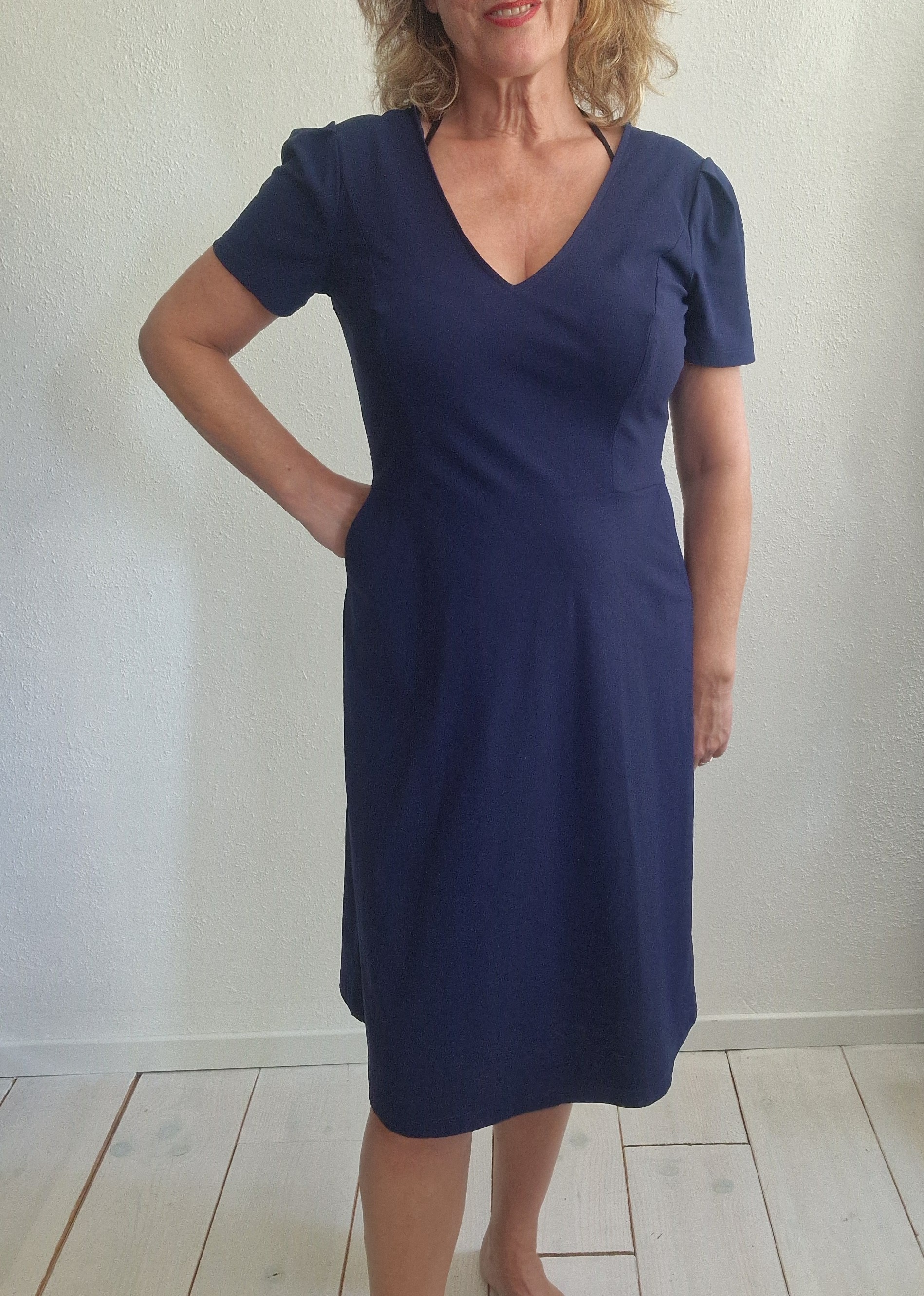 La Dress jurk met V-hals. Maat L. Marineblauw.