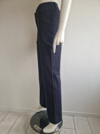 Closed pantalon met rechte pijpen. Maat 46. Nachtblauw.