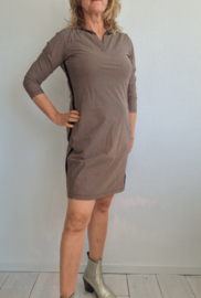 Sandwich jurk met V-hals. Maat M. Beige/blauw gestreept.