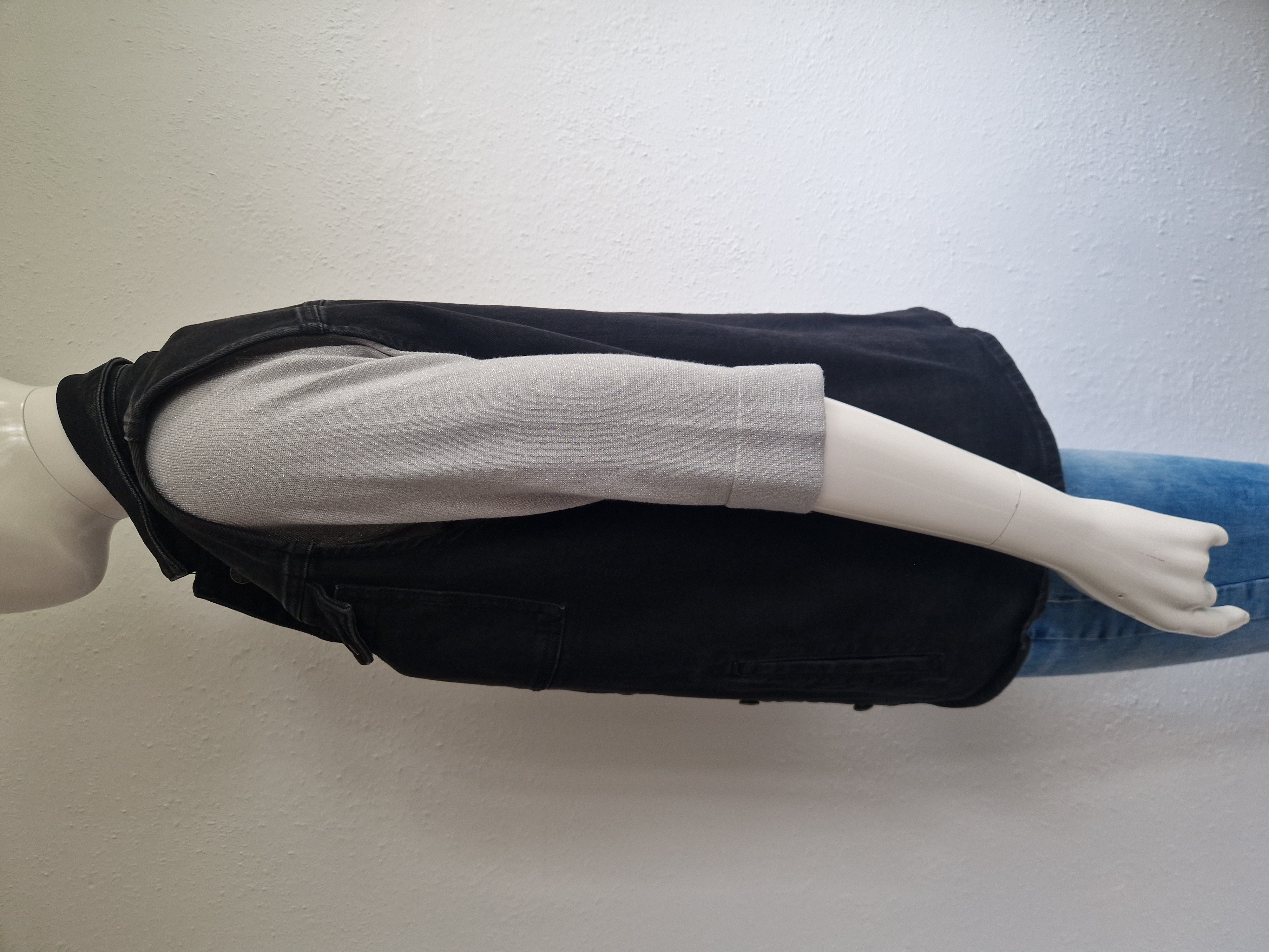 Modström gilet Nour. Maat S. Zwart/denim.
