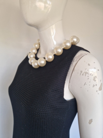 Boutique Moschino zwarte designerjurk met parelketting. Maat 36.