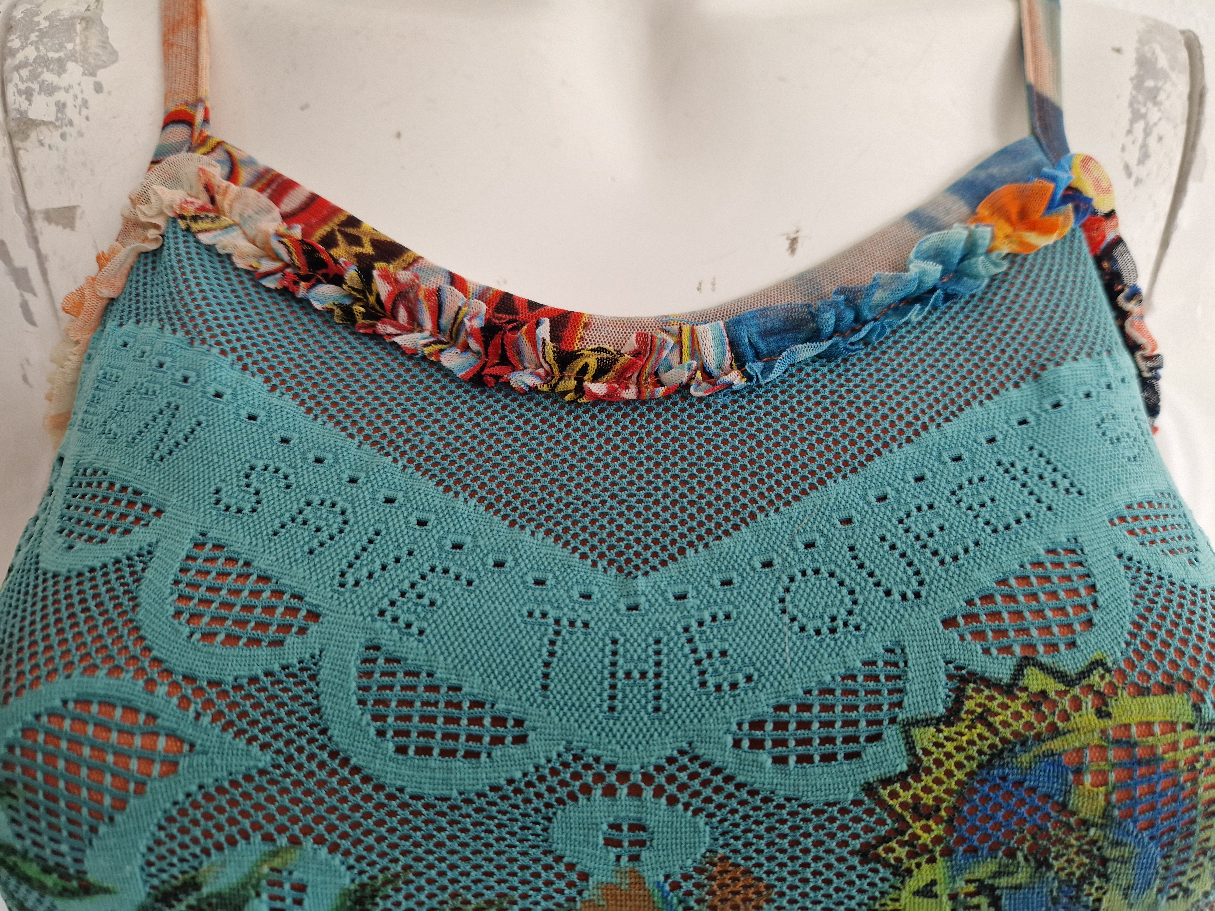 Save the Queen top. Maat M. Turquoise/print.