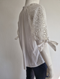 Wit katoenen blouse met kanten mouwtjes. Maat 40,