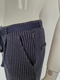 Penn & Ink NY krijtstreeppantalon. Maat M. Nachtblauw