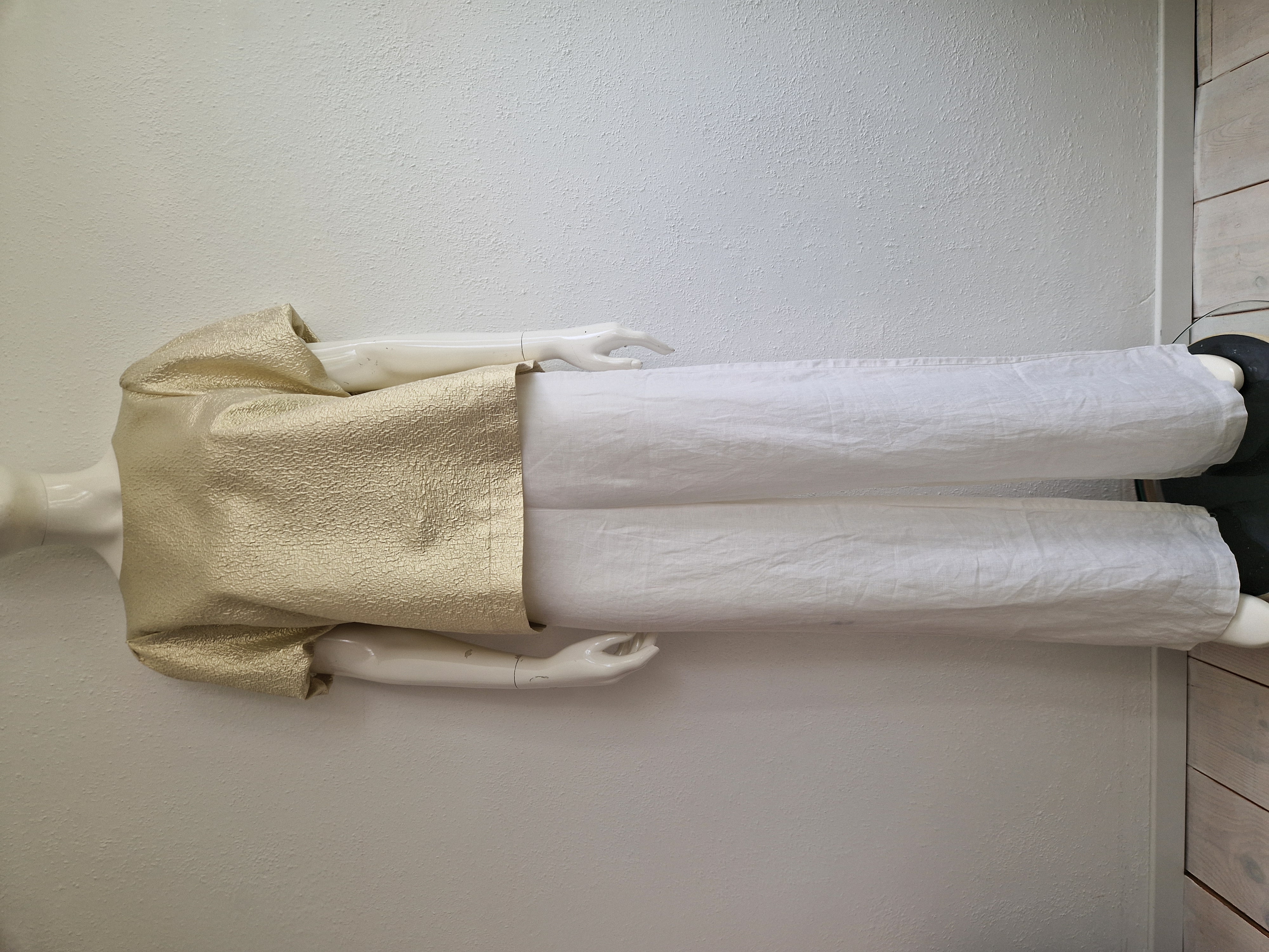 Studio Anneloes top met ballonmouwtjes. Maat L. Goud.